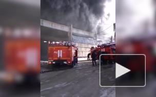 Во Владивостоке 22 человека и 7 единиц техники привлечены к тушению пожара на складе 
