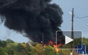 Появилось видео страшного пожара с возгоранием нефтяных цистерн в Оренбуржье
