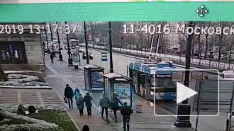 Белая "Ауди" снесла забор у администрации Московского района 