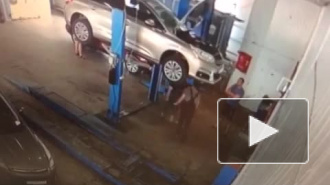Жуткое видео из Астрахани: в автомастерской машина упала с подъемника на людей