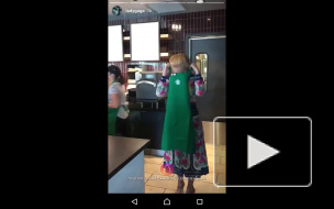 Видео: Леди Гага стала баристой в кофейне Starbucks‍