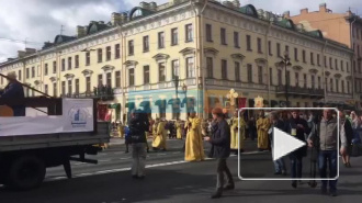 Видео: в Петербурге православные участвуют в Крестном ходе