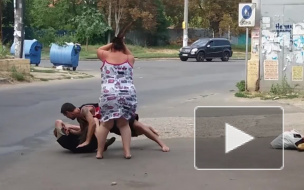 Появилось видео, как сильная одесская женщина избивает бревном бомжа