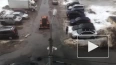 Тракторист в Красном Селе загонял воду в люк ковшом