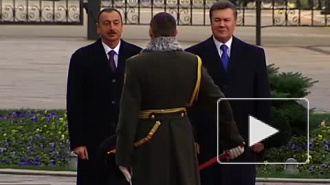 Начальник караула Януковича "срубил" шашкой фуражку с головы