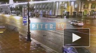 Упавший дорожный знак перекрыл спуск в пешеходный переход у Гостиного двора