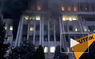 Опубликовано видео горящего Белого дома в Бишкеке
