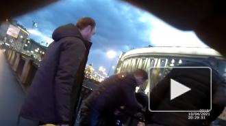 В Петербурге полицейские спасли мужчин, тонувших в Обводном канале