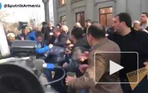 Оппозиционеры подрались со сторонниками Пашиняна в Ереване
