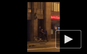 Очевидцы сняли на видео дерзкую кражу велосипеда на Невском