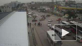 Видео из Севастополя: из маршрутки на ходу выпала пассажирка