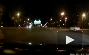 Появилось видео аварии перевернувшегося автомобиля Skoda на проспекте Луначарского