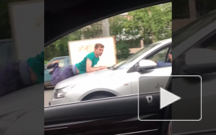 Прокатившую на капоте мужчину петербурженку лишат прав