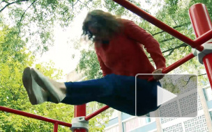 На новой площадке для воркаута петербурженки заткнули за пояс звезд стриптиза