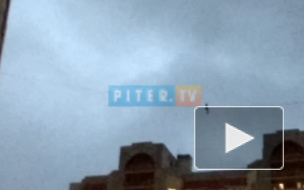 Видео: Неизвестный канатоходец "повис в воздухе" между зданиями на улице Ворошилова