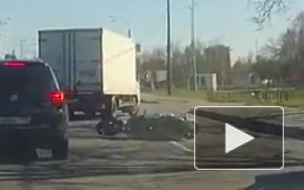 Жуткое видео из Петербурга: легковушка протаранила мотоцикл