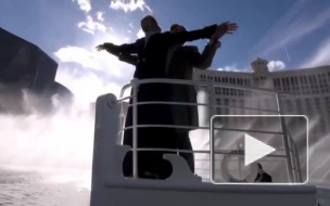 Селин Дион и Джеймс Корден воссоздали знаменитую сцену из "Титаника" посреди фонтанов в Лас-Вегасе