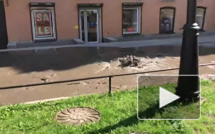 Видео: на 6-й линии Васильевского острова забил "фонтан"