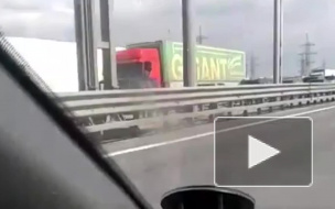 На КАД убирают колею: внешнее кольцо встало в пробке