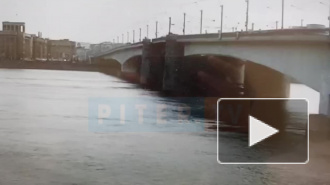 Спасатели вторые сутки ищут мужчину, упавшего с моста Александра Невского