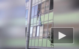 Жительница Кудрово вылезла из окна многоэтажки с одеялом и криками о помощи