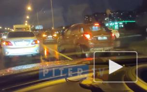 Автомобиль вылетел в яму на перекрестке проспектов Маршала Блюхера и Лабораторного