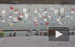 Петербуржцы приносят цветы и маски к мемориалу памяти медиков