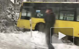 Появилось видео с места ДТП, в котором автобус угодил в кювет