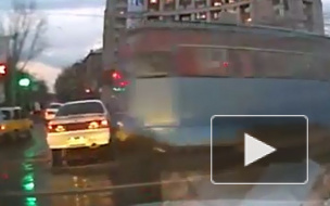 В Новосибирске трамвай № 13 протаранил 6 автомобилей