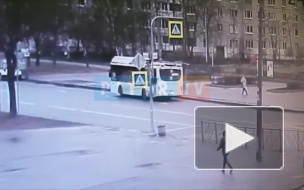 Момент аварии с такси на на пересечении Купчинской и Олеко Дундича попал на видео