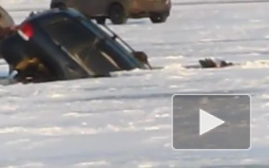 Видео: джип рыбака ушел под ладожский лед