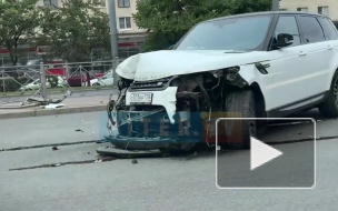 Видео: на проспекте Славы Range Rover снес ограждение и вылетел на встречку