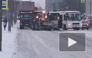 На Тихорецком проспекте маршрутка врезалась в уборочный трактор