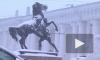 В выходные сильный снегопад парализует дороги в Петербурге