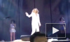 Видео: Лобода во время концерта в Москве выронила микрофон в толпу