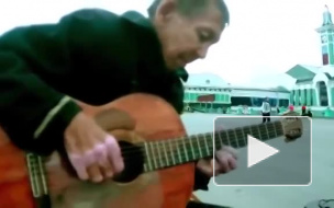 Видео с гениальным бездомным гитаристом из Новосибирска растрогало мир