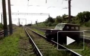 Видео: поезд в хлам разнес автомобиль на Кубани