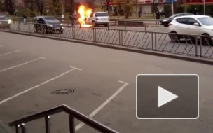 Автомобиль в Москве загорелся прямо на ходу