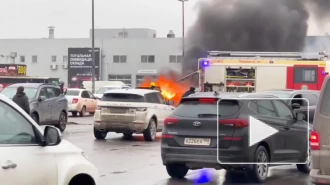 На парковке гипермаркета в Красносельском районе загорелись каршерниг и соседняя легковушка  