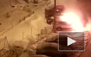 Соликамск: Парень бросил снимать видео с горящим авто и закидал машину снегом