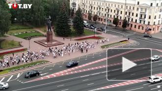 В Минске сотни девушек с белыми розами провели акцию в знак солидарности с оппозицией