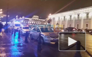 Видео: у Аничкова моста "Мерседес" вылетел на пешеходов