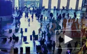Массовая драка возле ТЦ "Галерея" попала на видео