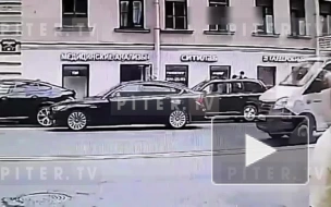 Велосипедистка врезалась в дверь черной машины BMW на Гороховой
