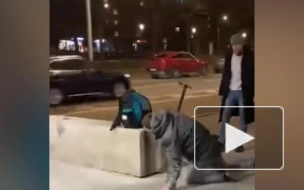 На остановке в Москве пьяный мужчина избил парня и девушку 