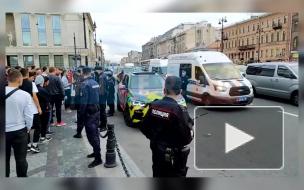 В Петербурге задержали уличного музыканта после исполнения песни про полицию