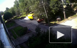 В Ленинградской области рабочие чудом поймали выпавшего из окна мальчика 