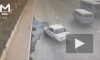 В Иркутске буксируемый автомобиль слетел с троса и снес ограждение в сквере