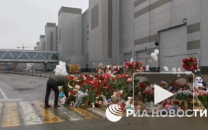 "РИА Новости": люди несут цветы к зданию "Крокус Сити Холла"