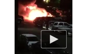 Видео: на стоянке на юге Петербурга сгорели 4 машины